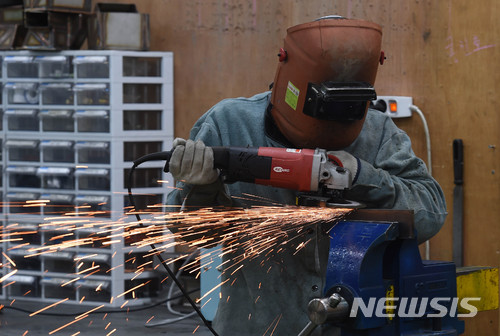 【청주=뉴시스】천영준 기자 = 3일 충북도에 따르면 도와 충북테크노파크, ㈔한국산업진흥협회는 오는 5일 옥천 전략산업클러스터센터 2층 대회의실에서 남부권(보은·옥천·영동) 뿌리산업 기업을 대상으로 찾아가는 설명회를 연다. 뿌리산업은 주조와 금형, 용접 등 제조업에 활용되는 공정 기술을 이용하는 업종이다. 2018.10.3. (사진=뉴시스 DB) photo@newsis.com