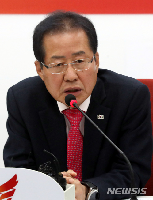 【서울=뉴시스】박영태 기자 = 4일 오후 서울 영등포구 여의도 국회에서 진행된 자유한국당 경제파탄대책특별위원회 주최 '토지공개념 개헌 무엇이 문제인가?'토론회에서 홍준표 대표가 모두발언을 하고 있다. 2018.04.04.since1999@newsis.com