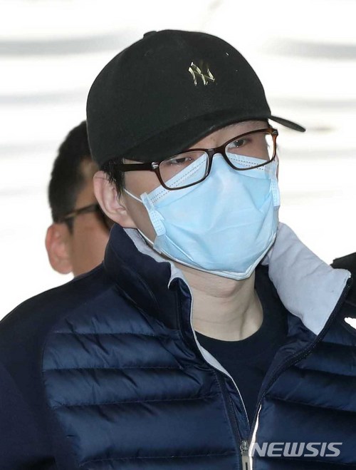 【서울=뉴시스】고범준 기자 = 서울 방배초등학교에서 인질극을 벌인 양모씨가 구속 전 피의자 심문(영장실질심사)을 받기 위해 4일 오후 서울 서초구 서울중앙지방법원으로 들어가고 있다. 2018.04.04. bjko@newsis.com