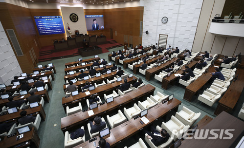 【서울=뉴시스】최진석 기자 = 4일 오후 중구 서울시의회에서 '제280회 시의회 임시회'가 열리고 있다.이번 임시회기는 이날부터 13일까지로, 이날 개회식을 시작으로 5일부터 상임위원회별 안건 심의가 이어진다. 2018.04.04. myjs@newsis.com