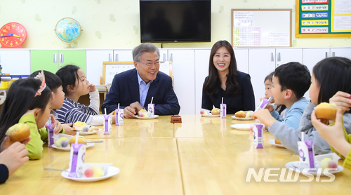 【서울=뉴시스】전진환 기자 = 문재인 대통령이 4일 오후 서울 성동구 경동초등학교 온종일 돌봄교실을 방문해 어린이들과 대화하고 있다. 2018.04.04. amin2@newsis.com