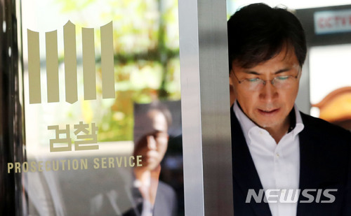 【서울=뉴시스】박주성 기자 = 부하 직원을 성폭행했다는 혐의를 받는 안희정 전 충남지사가 4일 오후 두 번째 영장실질심사를 마친 후 서울 마포구 서울서부지방검찰청을 나서고 있다. 2018.04.04. park7691@newsis.com