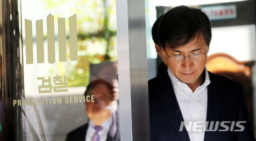 【서울=뉴시스】박주성 기자 = 부하 직원을 성폭행했다는 혐의를 받는 안희정 전 충남지사가 4일 오후 두 번째 영장실질심사를 마친 후 서울 마포구 서울서부지방검찰청을 나서고 있다. 2018.04.04. park7691@newsis.com