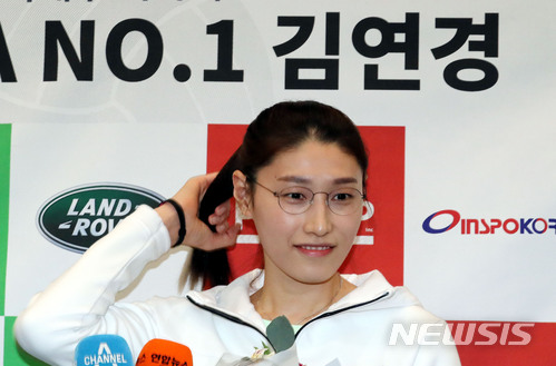 【인천공항=뉴시스】홍찬선 기자 = 중국과 터키 등에서 러브콜을 받고 있는 배구여제 김연경 선수가 4일 오후 태국과 여자배구 올스타전을 벌이기 위해 인천국제공항으로 귀국, 기자들과 인터뷰를 하기 위해 머리를 매만지고 있다. 2018.04.04.&nbsp; mania@newsis.com