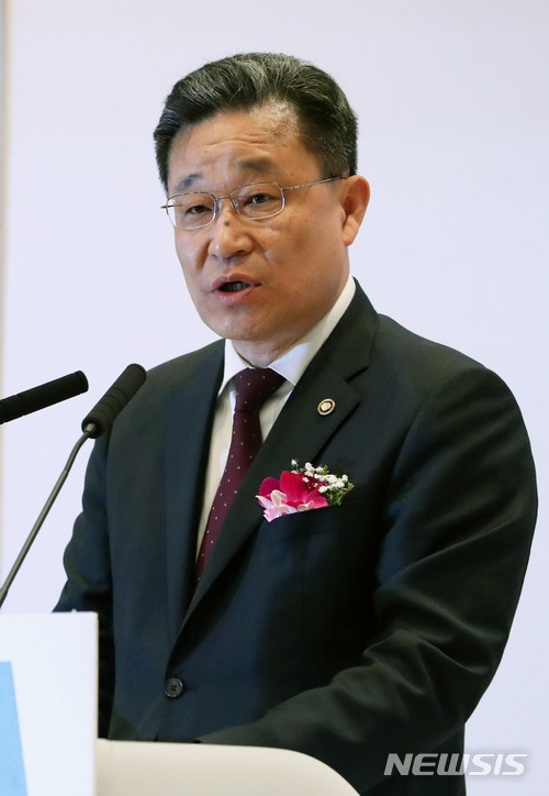 【서울=뉴시스】홍효식 기자 = 4일 오후 서울 영등포구 여의도 중소기업중앙회에서 열린 한국중소벤처무역협회 출항식에서 최수규 중소벤처기업부 차관이 축사하고 있다. 2018.04.04. yesphoto@newsis.com