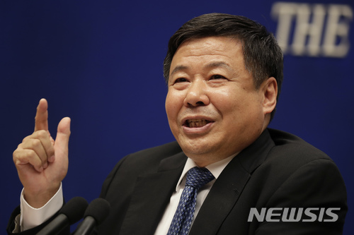 【베이징=AP/뉴시스】4일 중국 재정부 주광야오(朱光耀) 부부장은 국무원 신문판공실이 긴급 소집한 기자회견에서 질문에 답변하고 있다. 주 부부장은 "중국도 미국과의 무역전쟁을 원치 않는다"는 입장을 분명히 했다. 2018.04.04