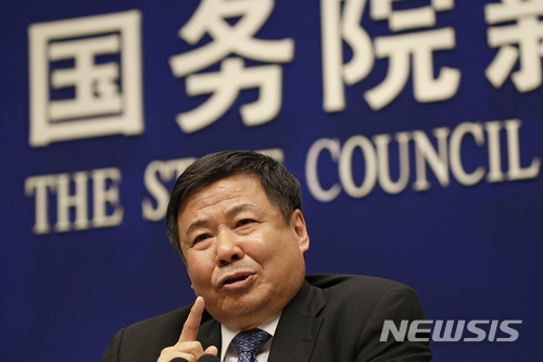 【베이징=AP/뉴시스】4일 중국 재정부 주광야오(朱光耀) 부부장은 국무원 신문판공실이 긴급 소집한 기자회견에서 질문에 답변하고 있다. 주 부부장은 "중국도 미국과의 무역전쟁을 원치 않는다"는 입장을 분명히 했다. 2018.04.04