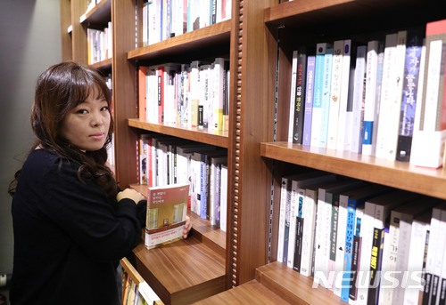 【서울=뉴시스】조성봉 기자 = ‘늘 괜찮다 말하는 당신에게’의 정여울 작가가 지난 달 22일 오후 서울 마포구 교보문고 합정점에서 뉴시스와 인터뷰를 하기 전 포즈를 취하고 있다. 2018.04.05. suncho21@newsis.com