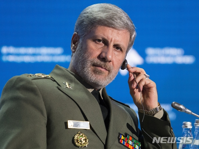 【테헤란=AP/뉴시스】아미르 하마티 이란 국방장관은 19일(현지시간) 테헤란에서 열린 국무회의 직후 기자들과 만나 이란의 오만만 유조선 피격 사건 배후설을 부인했다. 사진은 지난해 4월8일 러시아 모스크바에서 열린 국제안보회의에 참석한 하마티 장관. 2019.06.19