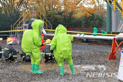 【울산=뉴시스】조현철 기자 = 울산화학재난합동방재센터는 5일 울산·양산 지역 유해화학물질 취급사업장을 대상으로 화학사고 때 대응능력을 높이기 위해 5월부터 화학사고 방재훈련 현장컨설팅을 실시한다고 밝혔다. 2018.04.05. (사진=낙동강유역환경청 제공) photo@newsis.com