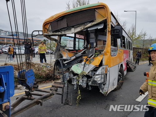 【울산=뉴시스】안정섭 기자 = 5일 오전 울산 북구 아산로에서 133번 시내버스가 도로변 자동차공장 담벼락을 들이받고 전도된 가운데 울산소방본부가 크레인을 이용해 버스를 옮기고 있다. 2018.04.05.&nbsp; yohan@newsis.com 