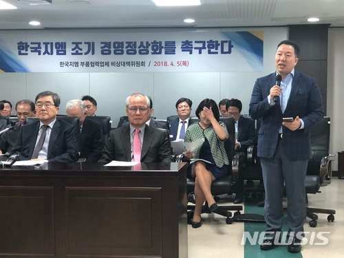 【서울=뉴시스】한주홍 기자 = 5일 열린 한국지엠 우수부품업체들의 '한국지엠 조기 경영정상화 촉구' 기자회견에서 조홍신 오토젠 대표가 발언하고 있다. 2018.04.05