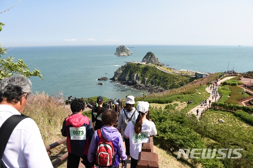 【부산=뉴시스】허상천 기자 = 부산 남구는 지난 4월 7일 오후 제33회 오륙도사랑 걷기축제를 개최했다. 2018.04.05. (사진 = 남구 제공) photo@newsis.com
