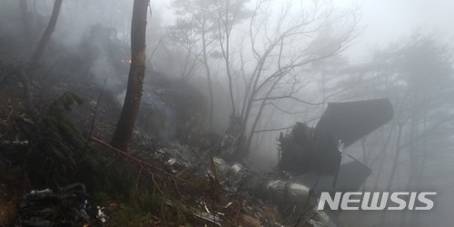 【칠곡=뉴시스】배소영 기자 = 5일 오후 2시 38분께 대구 공군기지에서 이륙한 F-15K 전투기가 임무를 마치고 부대로 귀환하던 중 경북 칠곡군 가산면 학하리 유학산 정상 부근에 추락했다. 사진은 산자락에 추락한 전투기 잔해. 2018.04.05(사진=칠곡군청 제공)photo@newsis.com