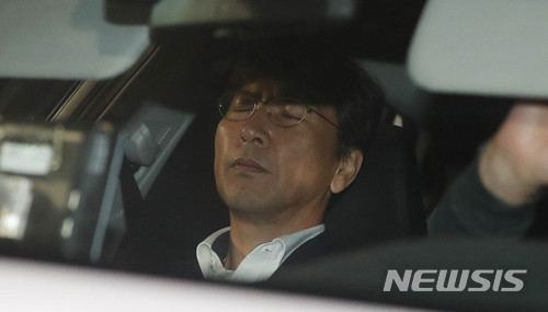 【서울=뉴시스】 추상철 기자 =성폭력 의혹을 받고 있는 안희정 전 충남지사가 5일 오전 구속영장이 기각된 후 서울 구로구 남부구치소를 나선후 차량에 탑승해 있다. 2018.04.05.&nbsp; scchoo@newsis.com
