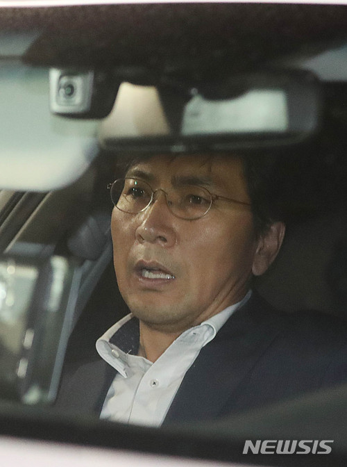 【서울=뉴시스】 추상철 기자 =성폭력 의혹을 받고 있는 안희정 전 충남지사가 5일 오전 구속영장이 기각된 후 서울 구로구 남부구치소를 나선후 차량에 탑승해 있다. 2018.04.05.&nbsp; scchoo@newsis.com