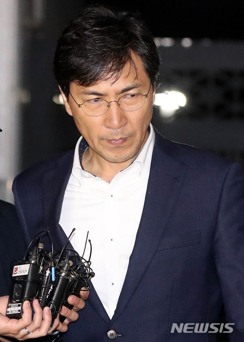 【서울=뉴시스】 추상철 기자 =성폭력 의혹을 받고 있는 안희정 전 충남지사가 5일 오전 구속영장이 기각된 후 서울 구로구 남부구치소를 나서고 있다. 2018.04.05.&nbsp; scchoo@newsis.com