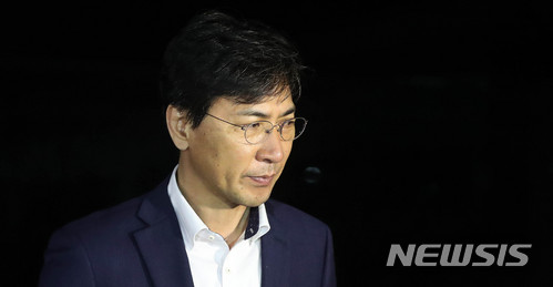 【서울=뉴시스】 추상철 기자 =성폭력 의혹을 받고 있는 안희정 전 충남지사가 5일 오전 구속영장이 기각된 후 서울 구로구 남부구치소를 나서고 있다.&nbsp; 2018.04.05.&nbsp; scchoo@newsis.com