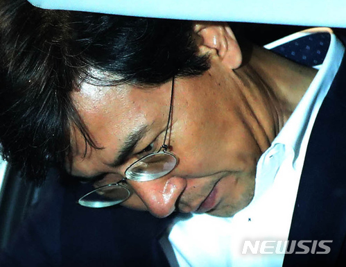 【서울=뉴시스】 추상철 기자 =성폭력 의혹을 받고 있는 안희정 전 충남지사가 5일 오전 구속영장이 기각된 후 서울 구로구 남부구치소를 나선후 자동차에 타면서 머리를 숙이고 있다. 2018.04.05. scchoo@newsis.com