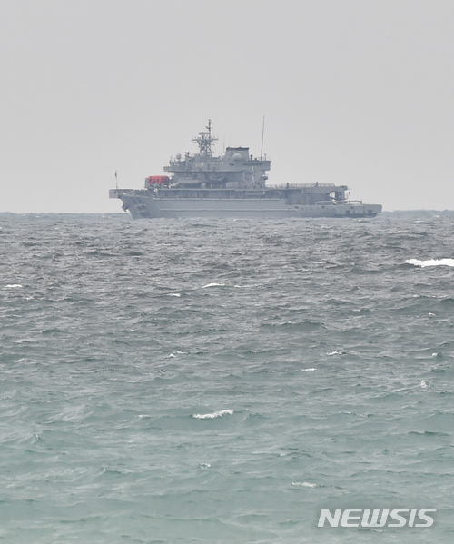 【포항=뉴시스】우종록 기자 = 5일 오전 경북 포항시 북구 송라면 독석리 앞바다에 대한민국 해군의 수상함구조함(ATS 31)인 통영함이 정박해 있다. 이날 예정된 쌍룡훈련의 일부인 한미 상륙훈련은 기상 악화로 인한 안전 요건 불 충족으로 취소됐다. 2018.04.05. wjr@newsis.com