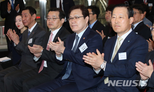 【서울=뉴시스】김선웅 기자 = 5일 오전 서울 마포구 IBK창공에서 열린 '국민과 함께하는 코스닥 벤처펀드' 출시 행사에서 최종구(왼쪽 네번째부터) 금융위원장과 김도진 IBK기업은행장이 박수를 치고 있다. 2018.04.05. mangusta@newsis.com