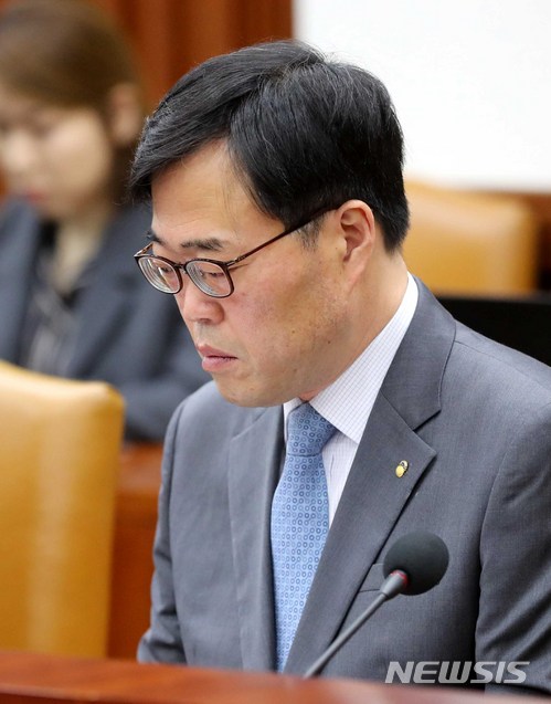 【서울=뉴시스】고범준 기자 = 김기식 금융감독원장이 5일 오전 서울 종로구 세종대로 정부서울청사에서 열린 산업경쟁력강화 관계장관회의에 참석, 김동연 경제부총리 겸 기획재정부 장관의 모두발언을 듣고 있다. 2018.04.05. bjko@newsis.com