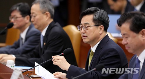 【서울=뉴시스】고범준 기자 = 김동연 경제부총리 겸 기획재정부 장관이 5일 오전 서울 종로구 세종대로 정부서울청사에서 열린 산업경쟁력강화 관계장관회의에서 모두발언을 하고 있다. 2018.04.05. bjko@newsis.com