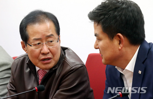 【서울=뉴시스】박영태 기자 = 지난 5일 오전 서울 영등포구 여의도 자유한국당 당사에서 진행된 자유한국당 경남도지사 후보 추대 결의식에서 홍준표 대표가 김태호 경남도지사 예비후보와 이야기를 나누고 있다. 2018.04.05.since1999@newsis.com