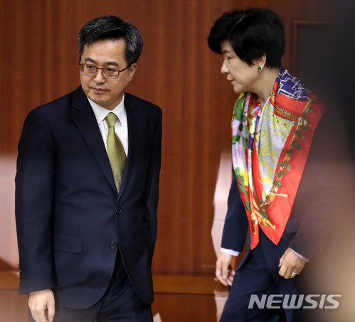 【서울=뉴시스】고범준 기자 = 김동연 경제부총리 겸 기획재정부 장관이 5일 오전 서울 종로구 세종대로 정부서울청사에서 열린 산업경쟁력강화 관계장관회의에 앞서 김영주 고용노동부 장관과 대화를 나누고 자리로 향하고 있다. 2018.04.05. bjko@newsis.com