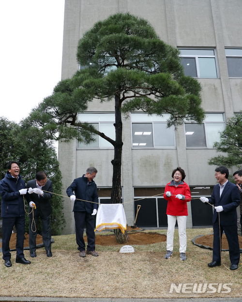 【서울=뉴시스】문재인 대통령과 부인 김정숙여사가 5일 오전 제73회 식목일을 맞아 청와대 여민관 앞 화단에 소나무 기념식수를 하고 있다. 2018.04.05. (사진=청와대 제공)&nbsp; photo@newsis.com 