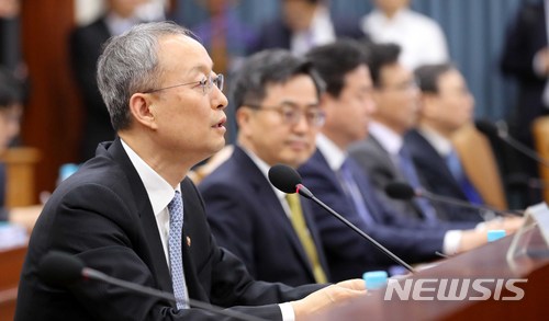 【서울=뉴시스】고범준 기자 = 백운규 산업통상자원부 장관이 5일 오전 서울 종로구 세종대로 정부서울청사에서 열린 산업경쟁력강화 관계장관회의에서 발언을 하고 있다. 2018.04.05. bjko@newsis.com