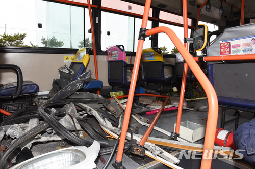 【울산=뉴시스】배병수 기자 = 5일 오전 울산 북구 아산로에서 133번 시내버스가 도로변 공장 담벼락을 들이박고 전도된 가운데 차량 내부가 처참하게 파손되어 있다. 2018.04.05.&nbsp; bbs@newsis.com.