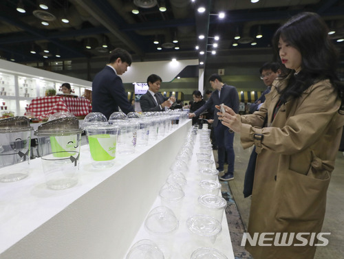 【서울=뉴시스】최진석 기자 = 5일 오전 서울 강남구 코엑스에서 열린 커피 전시회 '2018 서울커피엑스포'를 찾은 관람객들이 커피관련 제품을 살펴보고 있다.서울커피엑스포에서는 올해 커피 트렌드뿐만 아니라 카페 창업 전시를 한자리에서 만날 수 있으며, 약 250개사 참여해 커피 관련 상품 전시와 카페 창업 교육 및 컨설팅을 진행한다. 2018.04.05. myjs@newsis.com