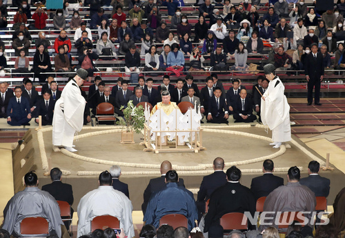 日스모협회,응급조치 나선 여성들에게 "내려가라" 요구 물의