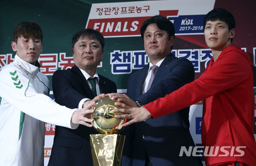 【서울=뉴시스】최진석 기자 = 5일 오후 서울 강남구 KBL 센터에서 열린 '2017-2018 정관장 KBL 챔피언결정전 미디어데이'에서 참석자들이 챔피언 트로피에 손을 올린 채 기념촬영을 하고 있다. 왼쪽부터 원주 DB 두경민, 이상범 원주 DB 감독, 문경은 서울 SK 감독, 서울 SK 김선형. 챔피언결정전은 7전 4선승제로 오는 8일부터 진행된다. 2018.04.05. myjs@newsis.com