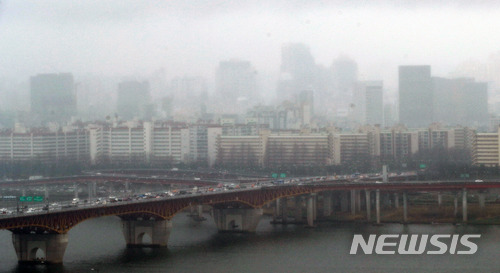 【서울=뉴시스】김선웅 기자 = 5일 오후 서울 강남지역 아파트 단지 위로 비구름이 드리워있다. 5일 한국감정원에 따르면 서울지역 아파트 매매가격은 0.06% 상승했으나 서초구는 6개월만에 하락세로 접어들고 강남, 송파 등 강남3구로 불리며 시세상승을 주도하던 지역들의 아파트 가격도 둔화가 이어졌다. 2018.04.05. mangusta@newsis.com