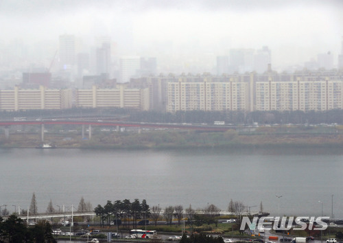 【서울=뉴시스】김선웅 기자 = 5일 오후 서울 강남지역 아파트 단지 위로 비구름이 드리워있다. 5일 한국감정원에 따르면 서울지역 아파트 매매가격은 0.06% 상승했으나 서초구는 6개월만에 하락세로 접어들고 강남, 송파 등 강남3구로 불리며 시세상승을 주도하던 지역들의 아파트 가격도 둔화가 이어졌다. 2018.04.05. mangusta@newsis.com