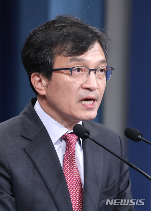 【서울=뉴시스】전진환 기자 = 청와대 김의겸 대변인이 5일 오후 청와대 춘추관에서 '청와대 경호처는 국회법 개정이 이뤄지기 전까지 이희호 여사를 경호할 수 있다'고 브리핑하고 있다. 2018.04.05. amin2@newsis.com