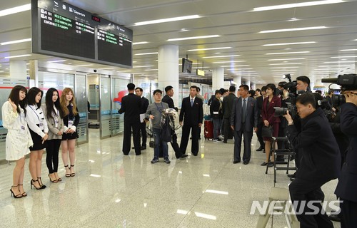 【평양=뉴시스】평양공연 사진공동취재단 = 북측 기자단이 가수레드벨벳의 입국 기념사진을 찍고 있다. 북측은 일일이 남측예술단의 개인과 팀 입국사진을 찍었다. 2018.04.05. photo@newsis.com