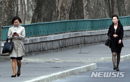 【평양=뉴시스】평양공연 사진공동취재단 = 지난달 31일부터 4월 3일까지 북한 평양에서 남북 평화 협력 기원 남측 예술단 평양 공연 '봄이 온다'가 열렸다. 사진은 지난달 31일 북한 평양 여성들의 한층 세련된 헤어스타일 메이크업, 패션. 2018.04.05. photo@newsis.com