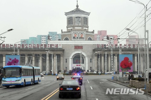【평양=뉴시스】평양공연 사진공동취재단 = 지난달 31일부터 4월 3일까지 북한 평양에서 남북 평화 협력 기원 남측 예술단 평양 공연 '봄이 온다'가 열렸다. 사진은 평양역. 2018.04.05. photo@newsis.com