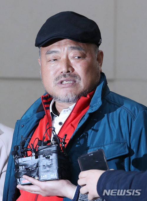 【서울=뉴시스】김진아 기자 = 성추행 의혹에 휩싸인 가수 김흥국이 5일 오후 서울 광진경찰서에 피의자 신분으로 출석해 취재진 질문에 답하고 있다. 2018.04.05. bluesoda@newsis.com