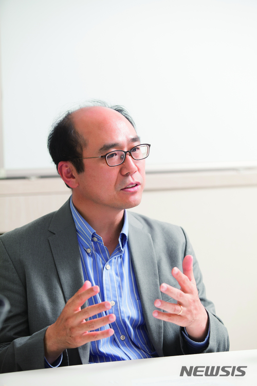 【서울=뉴시스】이종희 기자 = 위정현 한국게임학회 학회장이 5일 뉴시스와 인터뷰를 진행하고 있다. 2018.04.05.(사진 = 한국게임학회 제공) photo@newsis.com