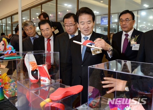 【전주=뉴시스】윤난슬 기자 = 6일 오전 전북 전주월드컵경기장에서 '국제 3D프린팅·드론 코리아 엑스포' 개막식이 열린 가운데 민주평화당 정동영 의원이 3D프린팅 기술이 접목된 제품을 보고 있다. 2018.04.06. yns4656@newsis.com