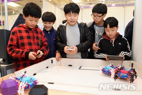 【전주=뉴시스】윤난슬 기자 = 6일 오전 전북 전주월드컵경기장에서 '국제 3D프린팅·드론 코리아 엑스포' 개막식이 열린 가운데 행사장을 찾은 아이들이 3D프린팅 기술이 접목된 장비로 축구를 하고 있다. 2018.04.06. yns4656@newsis.com 