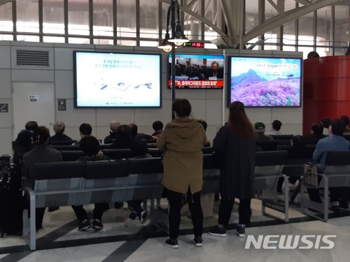 【서울=뉴시스】 6일 박근혜(66) 전 대통령의 국정농단 사건 1심 선고가 TV로 생중계되자 서울 서초동 고속터미널에서 시민들이 TV화면에 집중하고 있다.