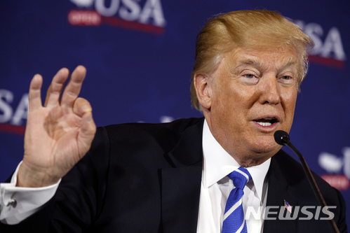 【화이트 설퍼 스프링스(미 웨스트 버지니아주)=AP/뉴시스】도널드 트럼프 미 대통령이 5일(현지시간) 미 웨스트 버지니아주 화이트 설퍼 스프링스에서 열린 조세정책에 대한 원탁회의에서 발언하고 있다. 2018.4.6