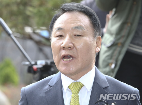 【서울=뉴시스】최진석 기자 = 자유한국당 염동열 의원이 6일 오전 서울 도봉구 북부지방검찰청에 강원랜드 교육생 채용비리 사건의 피고발인 신분으로 소환되고 있다. 2018.04.06. myjs@newsis.com