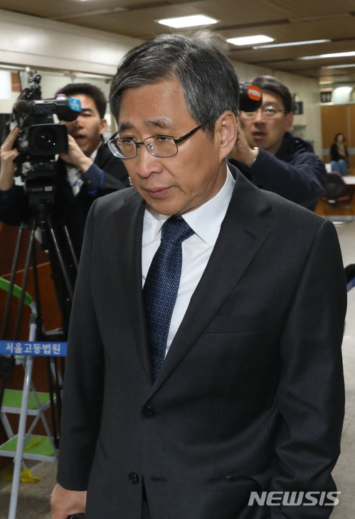 【서울=뉴시스】박진희 기자 = 박근혜 전 대통령의 지시로 이미경 CJ그룹 부회장의 퇴진을 강요한 혐의로 재판에 넘겨진 조원동 전 청와대 경제수석이 6일 오전 서울 서초구 서울중앙지방법원에서 열린 공판에 출석하고 있다. 2018.04.06.pak7130@newsis.com