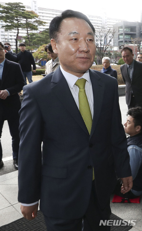 【서울=뉴시스】최진석 기자 = 자유한국당 염동열 의원이 지난 6일 오전 서울 도봉구 북부지방검찰청에 피고발인 신분으로 소환되고 있다. 2018.04.06. myjs@newsis.com